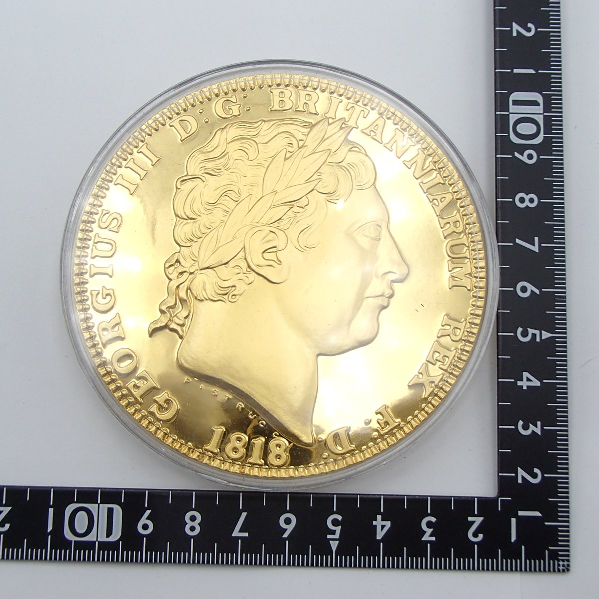 金色に見える大型メダル。実際は銀のメダルに金の仕上げを施したもの