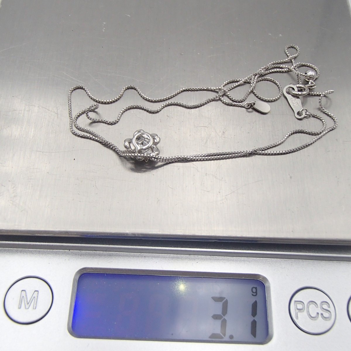 デジタル秤に載せたネックレス。表示は3.1g